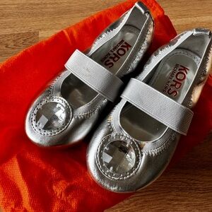 🆕KORS Michael Kors Kids Silver Dress Shoes with Decorative Medallion
